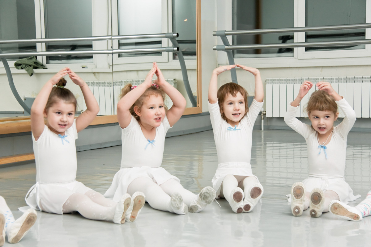 Азы классического танца для детей от 4 до 9 лет: развитие данных, экзерсис у станка и на середине, готовые постановки